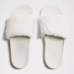 lululemon size 7 restfeel athletica Faux Fur Slippers - Cream NWT